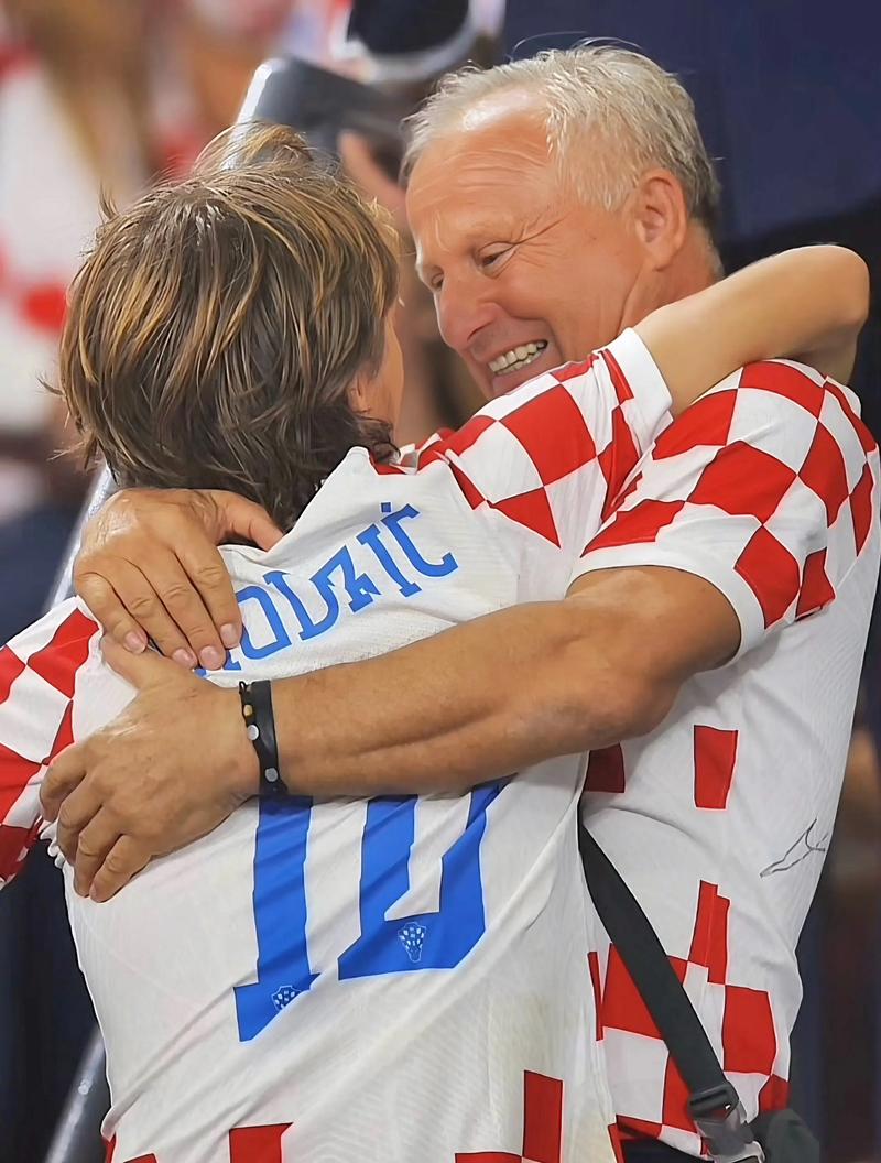 这位前锋的跑动太勤快了