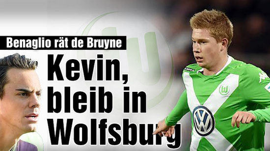 整活，布拉格斯拉维亚把梅西回诺坎普的背景P成自家主场