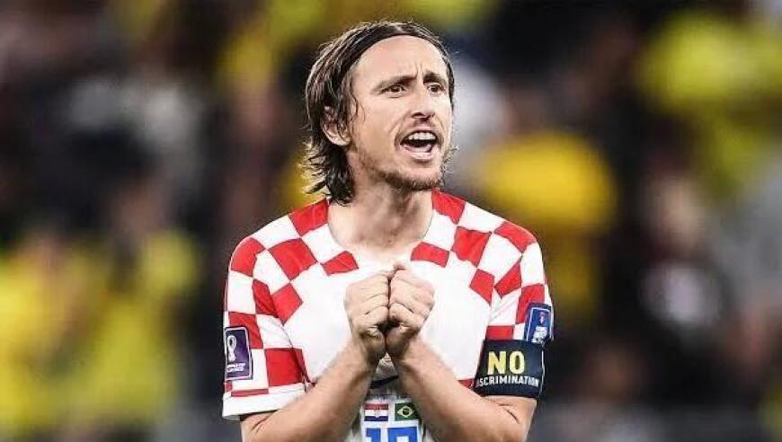 “罗马队友基情互动”，德罗西赛后新闻发布会被哲科亲吻