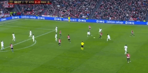 整活，布拉格斯拉维亚把梅西回诺坎普的背景P成自家主场